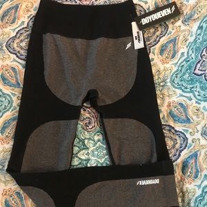 DOYOUEVEN BLACK SEAMLESS LEGGINGS